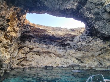 Extraordinary experience guided by a very welcoming captain who is very pationed about his country and native island