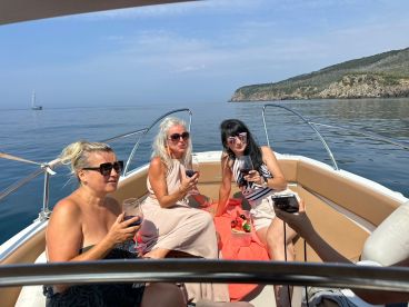 We had the most wonderful day swimming in the most beautiful spots 🌊